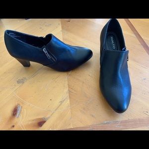 WOMENS RIALTO HEELS size 8